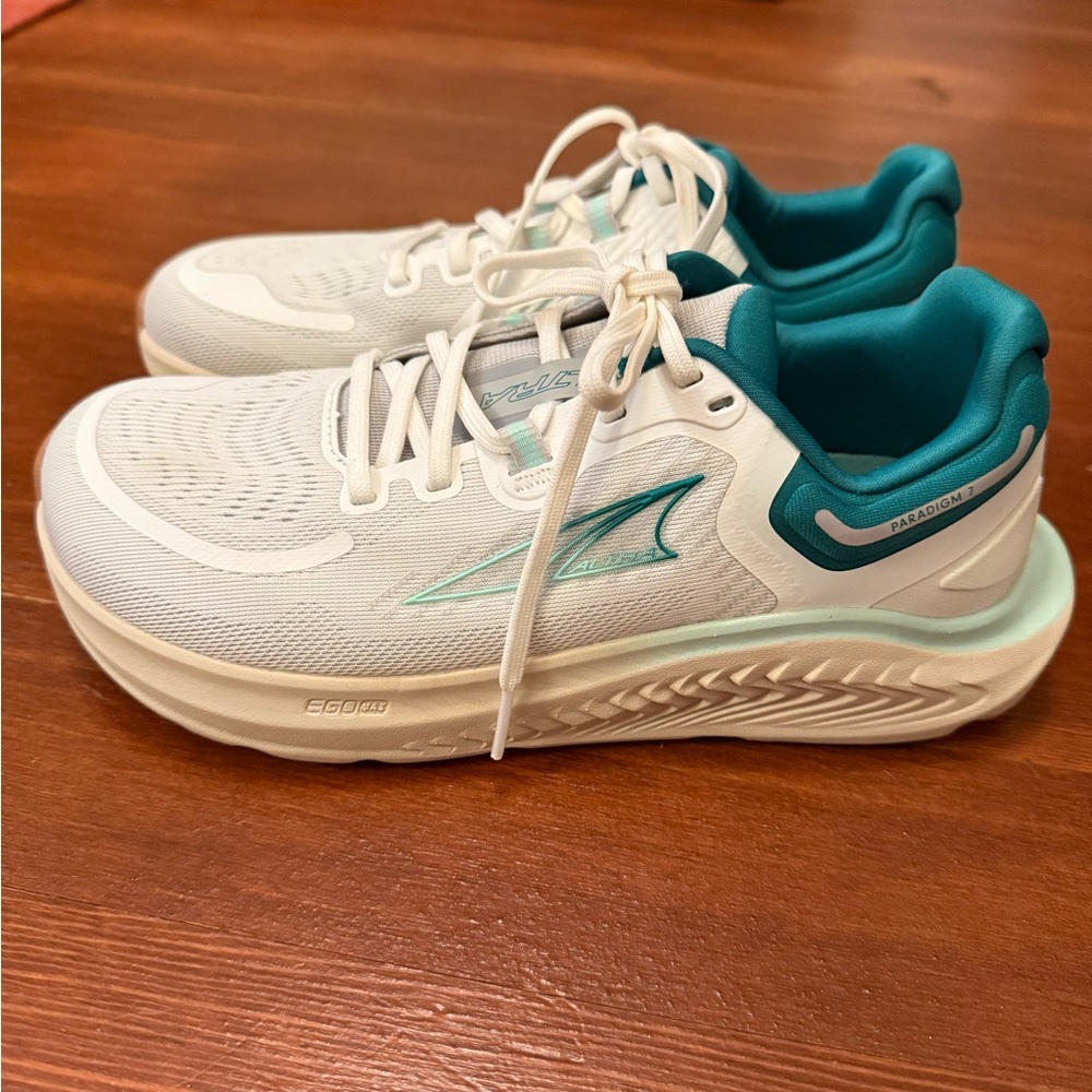 Altra Paradigm 7 Running Shoes Women’s size 7 US White & Green